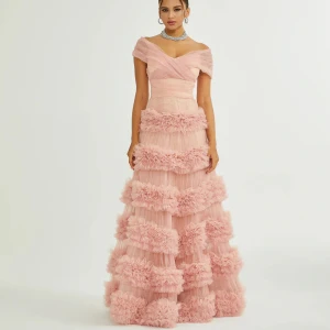 Balklänning - Helt ny och oanvänd balklänning från Miss Rosier med lapp klar förstås. Beställde fel storlek och det var svårt att lämna tillbaka. Kolla in deras hemsida för mer bilder! Helt gudomlig balklänning så jag beställde såklart en ny till mig 😍❤️‍🔥💞 (det läggs på ganska mkt frakt när man köper från hemsidan så den kostar mer än ”vad den kostar” när man köper den direkt därifrån)