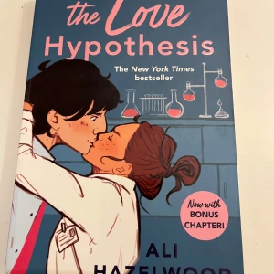 The Love Hypothesis - The Love Hypothesis av Ali Hazelwood. Som ny men mindre slitage på karmen. Har fler böcker till salu på min profil