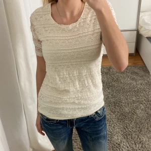 Vit spetsblus från Chic by Cellbes - Jätte skön topp med ett fint spetsmönster! Passar som en S