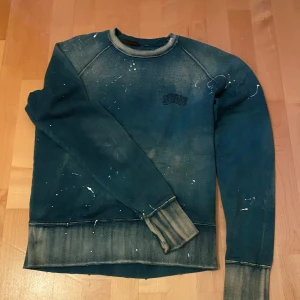 Blå sweatshirt från Nudie Jeans - Säljer nu denna helt nya snygga tröjan från nudie. Används endast en gång och är i helt nytt skick. Kontakta vid minsta funderingar 👍