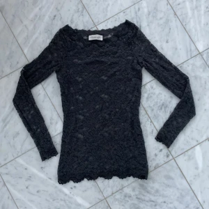 Spets top - Jättefin tröja i mörkgrå spets, är lite tight längst ut vid armarna