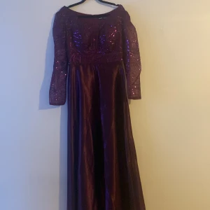 Vinröd långklänning från Shein - Elegant vinröd långklänning från Shein med glittriga paljettdetaljer och långärmade spetsärmar. Perfekt för en festlig kväll med sin vackra design och bekväma passform.