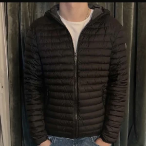 Svart pufferjacka från Colmar - Säljer en stilren svart pufferjacka från Colmar. Skick 8/10. Nypris ca 3000kr, mitt pris 1699. Skriv vid frågor.