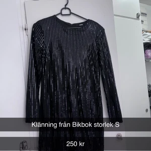 Fina fest klänningar - Säljer nu  väldigt fina klänningar, majoriteten är helt oanvända och alla är i helt nytt skick. Säljer för ett välförtjänt bra pris!