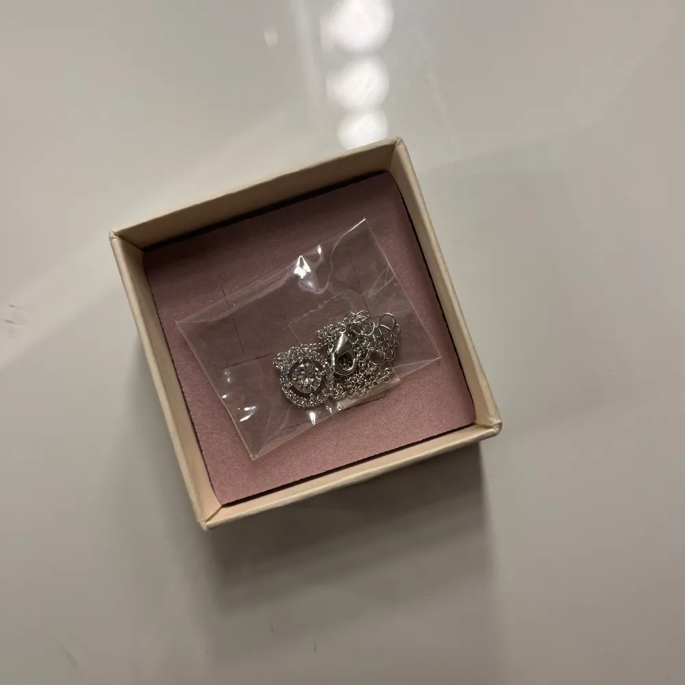 Säljer ett helt nytt oöppnat armband från Lilly and Rose i crystal silver då jag redan har ett exakt likadant. Nypris 349kr. Asusteet.
