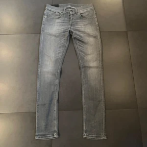 Dondup jeans - Säljer dessa dondup jeans w31, lite defekter. 