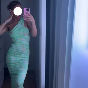 Adoore sommarklänning  - Super fin sommar klänning från Adoore i storlek 32 (XXS, passar även XS) 🤍 Endast använd 1 gång 🤍 Modellen finns ej kvar 