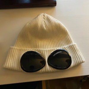 C.P Company Mössa - Säljer denna sprillans nya Mössa då det ej passade min stil. Nypris 1500  Vid fler frågor tveka inte på att höra av dig. Mvh Ludde