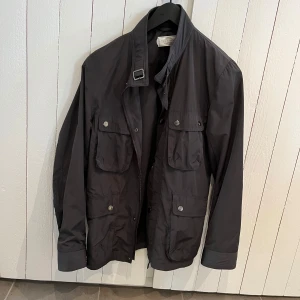 Field jacket från These Glory Days - Snygg field jacket från These Glory Days. Jackan är i fint skick & är i storleken small