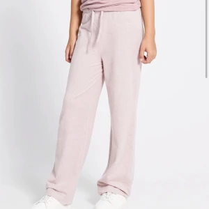 Pyjamasbyxor - Säljer ett par rosa randiga pyjamasbyxor🩷 barnstorlek 150 från lager 157