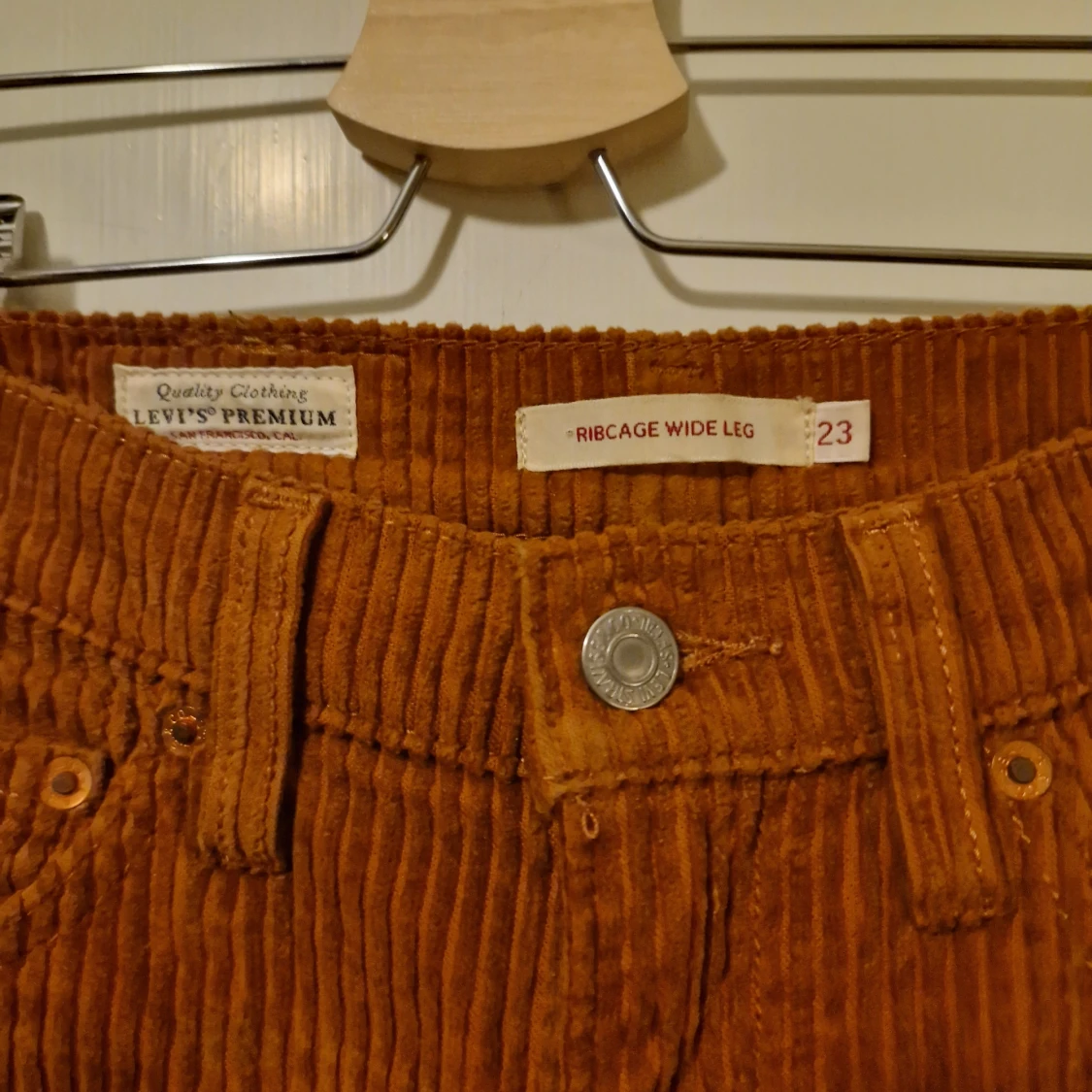 Orangebruna manchesterbyxor från Levi's - 3