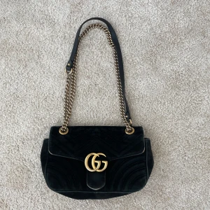 Gucci Marmont Velvet Bag - Inköpt på Vestiare Collective där den även är äkthetskontrollerad, kvitto finns.
