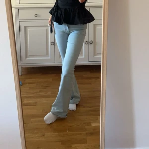 Ljusblå bootcut jeans - Snygga ljusblå bootcut jeans medelhög midja, använda ändel men ändå jätte snygga