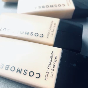 1 st Moist Foundation från Cosmobeauty - Finns i ljus, mellan ljus och lite mörkare. Plastet har tyvärr knäckts i leveransen men de är fortfarande helt NYA och oanvända. Perfekt kvalité från Cosmobeauty. Den kommer i en praktisk tub på 35 ml med svart lock. Perfekt för en återfuktande och jämn bas.