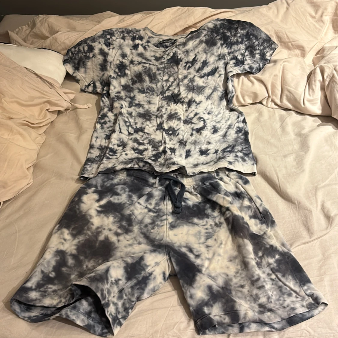 Svartvit batikmönstrad t-shirt och shorts