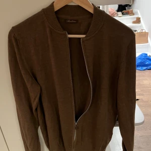 Stenströms merino fullzip cardigan. - Fullzip cardigan I merino material från märket Stenströms. Tröjan är typ beige/brun. Nypris ligger på 2299kr.