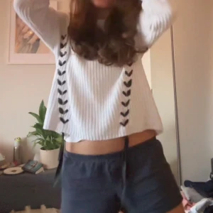 Vit stickad tröja med snörning - Så fin och cool tröja🥹