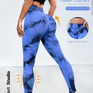 Blå mönstrade leggings - Snygga blå leggings med ett unikt mönster och hög midja för extra komfort. Perfekta för träning med sin kompressionspassform som ger bra stöd. De har en smickrande design som framhäver figuren.