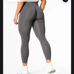 Prime scrunch tights - Granite grey - Snygga grå leggings med tight passform, perfekta för träning. De är tillverkade i ett stretchigt material som ger bra rörelsefrihet. Midjan är hög och elastisk för extra komfort.