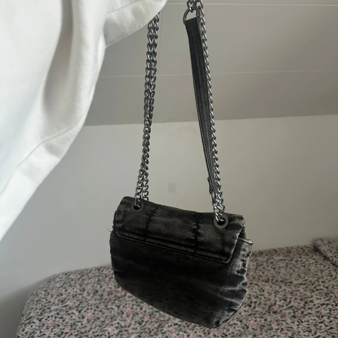 Grå axelväska med kedja - 1