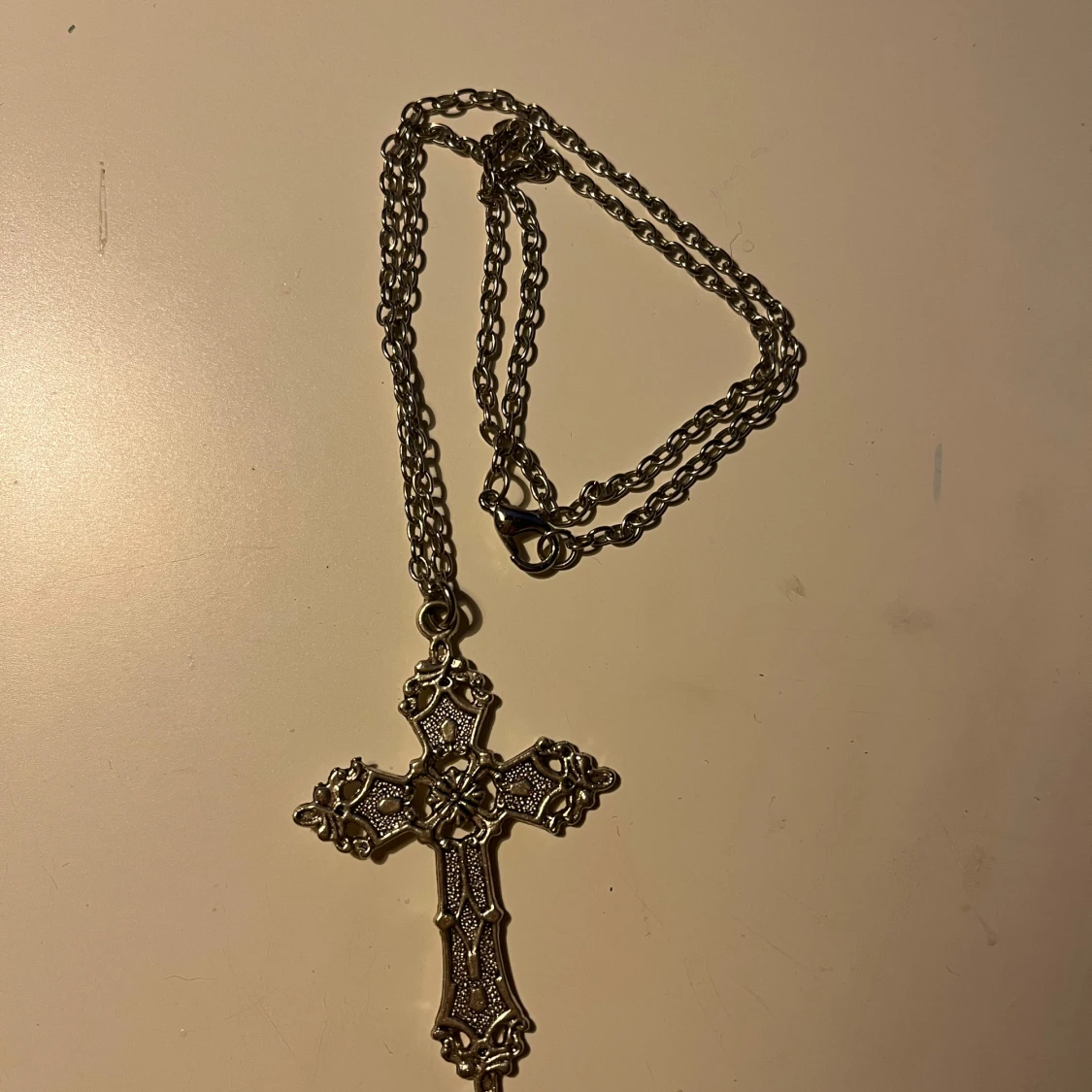 Två halsband med korshängen - 1