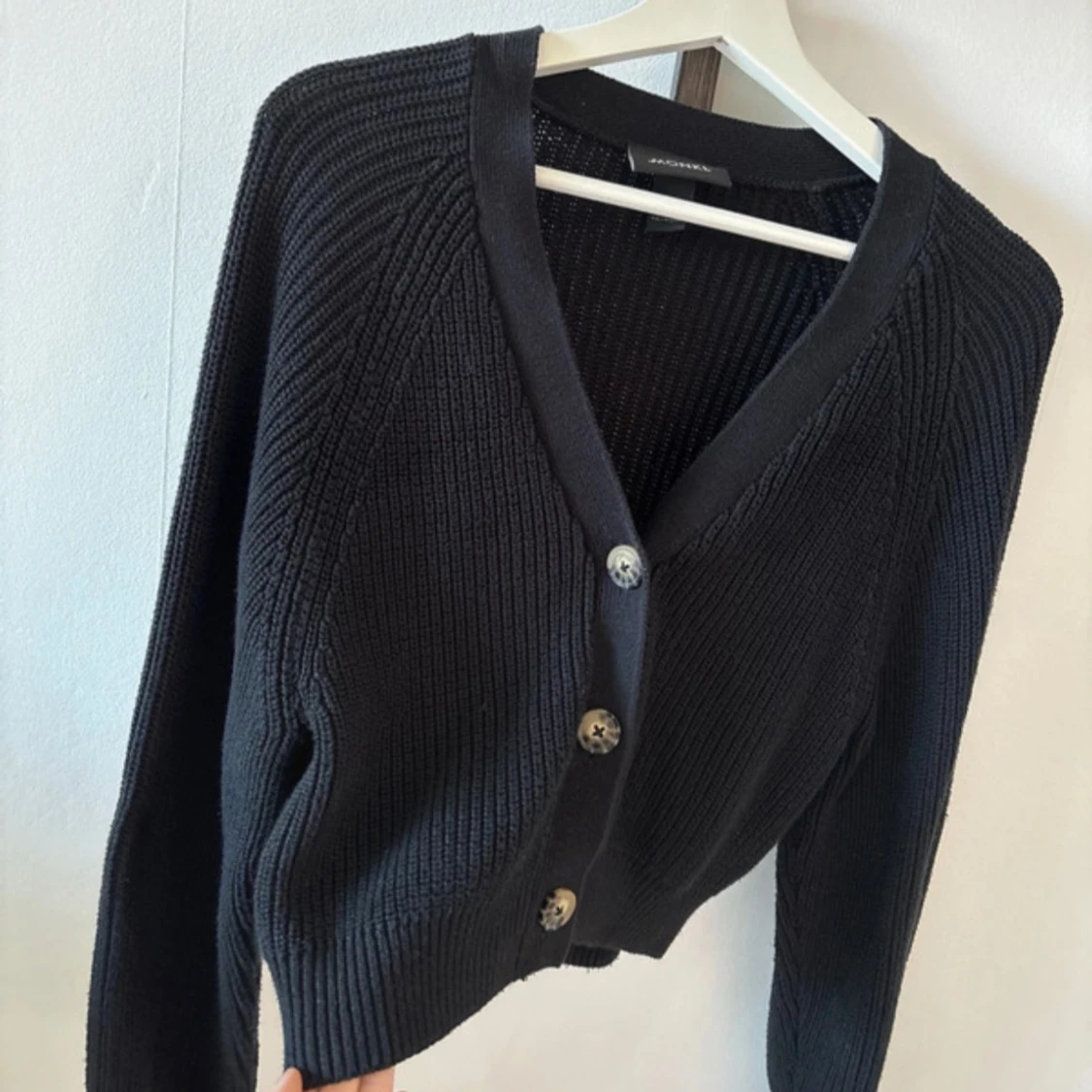Svart stickad kofta med knappar - 2