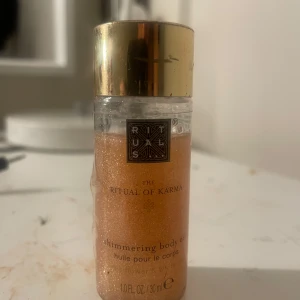 Shimmering Body Oil från Rituals - Säljer en flaska Shimmering Body Oil från Rituals, Denna kroppsolja ger en skimrande effekt och kommer i en praktisk 30 ml flaska med guldlock. Perfekt för att ge huden en strålande glans. Jag säljer den för att man blir lite glittrig o vill inte det . Pris kan diskuteras ❤️