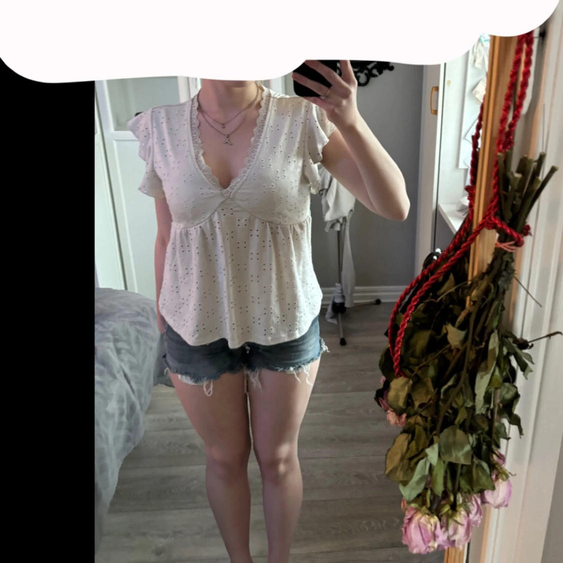 Vit blus med spetsdetaljer - 1