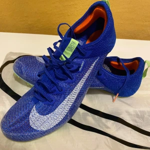Blå och gröna fotbollsskor från Nike - Hej! Jag säljer min Nike spikskor. Helt nya och är använda två gånger. Storlek 43.