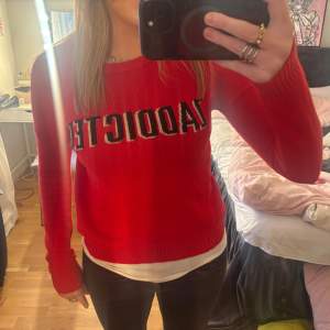 Snygg röd tröja från Zadig & Voltaire med texten 'ZADDICTED' på bröstet. Tröjan har en rund halsringning och är perfekt för en casual look. Den är tillverkad i ett mjukt material som känns skönt mot huden.