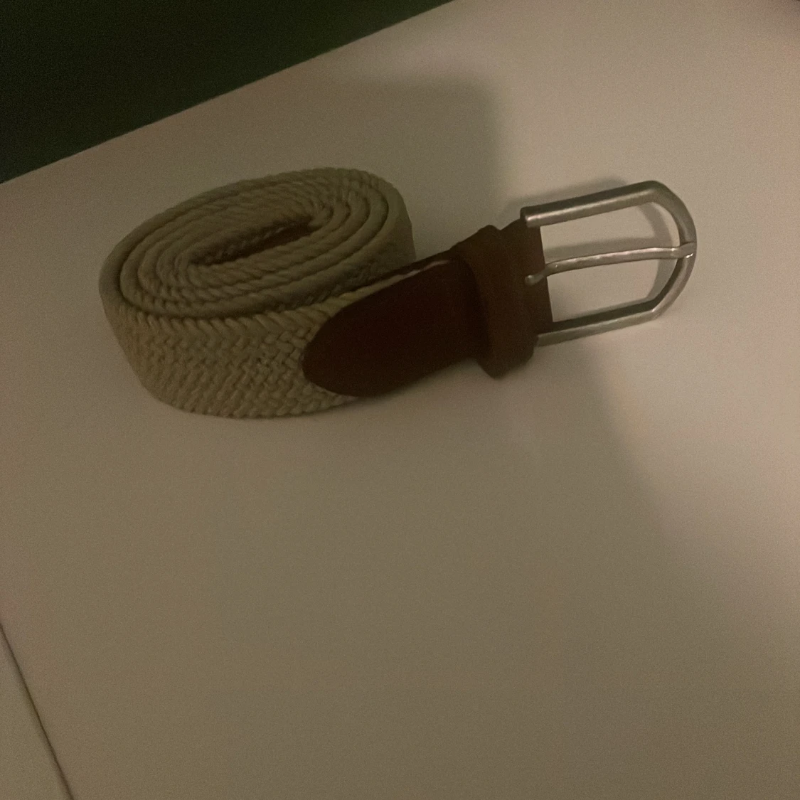 Beige flätat bälte med bruna detaljer - 1