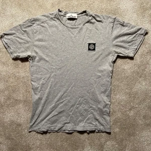 Stone Island T-Shirt - Hej! Säljer denna Stone Island T-Shirt som är i skick 6/10, se bilder! Passar för M. Bara att höra av dig vid eventuella frågor!