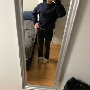 Svarta jeans - Super snygga svarta jeans me hål💗
