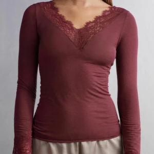 Vinröd intimissimi - Snygg vinröd intimissimi tröja med spets🌟🌟