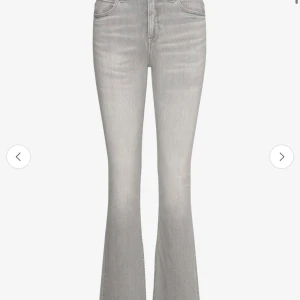 Grå bootcut jeans - Snygga grå bootcut jeans, perfekta för en stilren look. De har en klassisk femficksdesign och en bekväm passform. Fråga om fler bilder! 