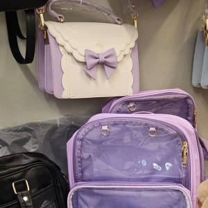 Byta från lila till svart väska - Vill byta min lila ita bag. Söker en svart utan rosett och inget glitter. Söker andra kawaii väskor. 