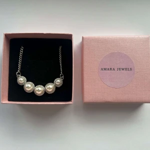 Halsband med pärlor  - Halsband med fem stora pärlor infattade i en silverkedja💕