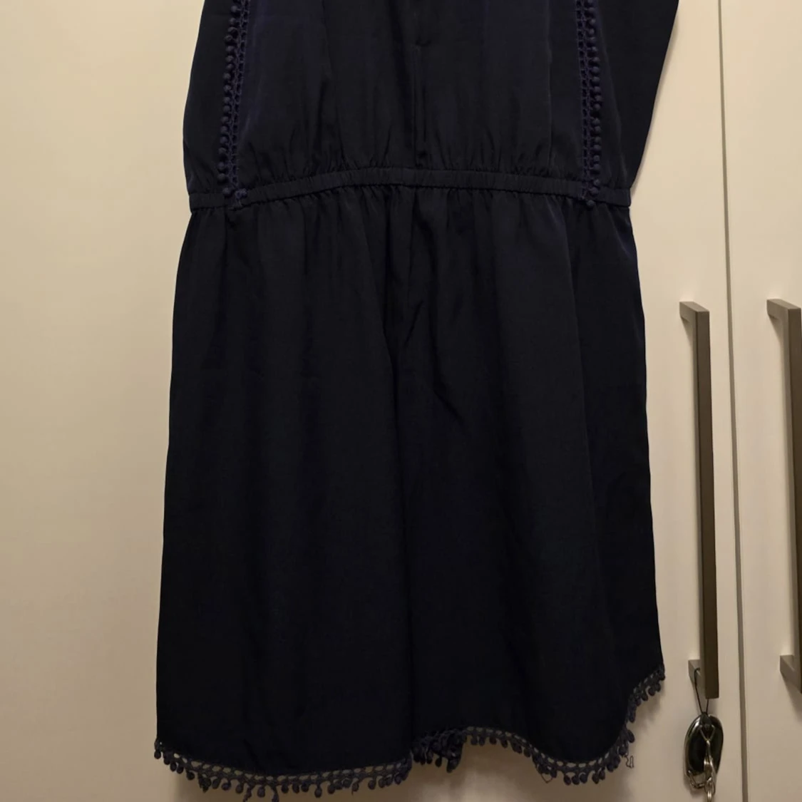 Mörkblå klänning med spetsdetaljer - 2