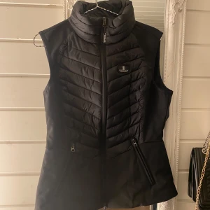 Kingsland väst - Svart väst från Kingsland Classic Collection. Aldrig använd då jag köpte i fel storlek🩷