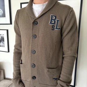 Stickad Cardigan Bondelid - Tja! En riktigt snygg cardigan från Bondelid! Passar perfekt till våren! Vid frågor är de bara o höra av dig, pris kan självklart diskuteras🌟Skick 10/10