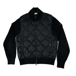 Svart quiltad jacka från moncler - Snygg svart moncler cardigan med black label. Skick:8/10 general wear, ut över 2 små lagningar som är lagat hos en skräddare syns ej vid användning se Bild. Lös necktag också se bild. Storlek:Large  Pris:3500kr  Lyssnar även på bud.  