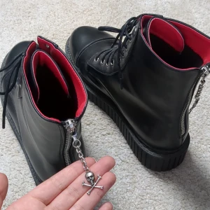 Creepers med dödskalle-detalj från Lamoda - Bekväma nya Lamoda boots som jag inte använt för inte min stil längre. Lagt till döskallarna själv :p 🖤