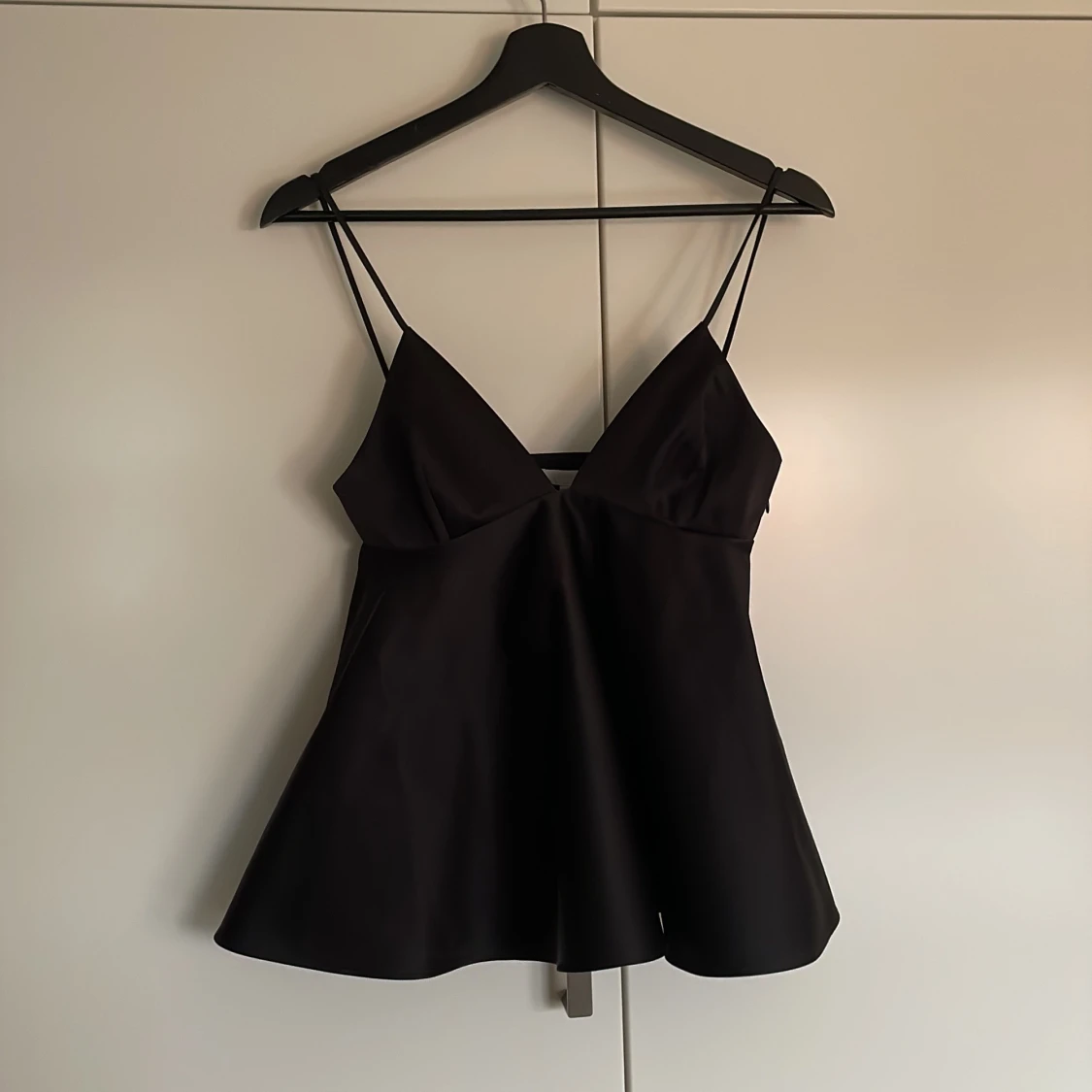 Svart satinlinne med smala axelband