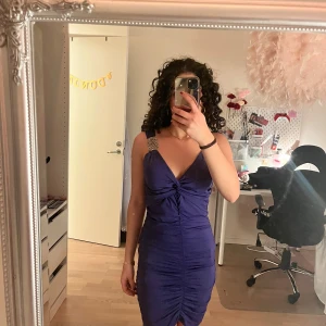 Lila festklänning  - Elegant lila klänning perfekt för festliga tillfällen💕