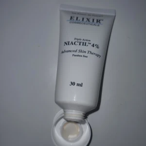 Hudkräm  - Elixir Cosmeceuticals Niactil 4% är en lätt gel för avancerad hudvård. Den är parabenfri och hjälper till att reducera ojämnheter och pigmentering, samt ger en hälsosam glöd. Används två gånger dagligen för bästa resultat. Se sista bilderna för mer info. HELT OANVÄND!