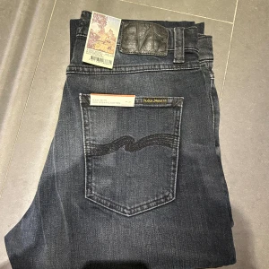 Nudie Jeans - Nya Nudie Jeans av modellen Steady Eddie ll  Storlek: 31/34- Skicket på jeansen är mycket bra - 10/10 - mitt pris: 599- Nypris: 1599kr.  En stor fördel med Nudies jeans jämfört mot Levis, Tiger of Sweden, Replay, Lee, Acne, dondup osv. Är att du kan lämna in dem gratis for reparation eller uppläggning i Stockholm, Göteborg eller Malmö. På så vis förlängs livslängden rejalt.