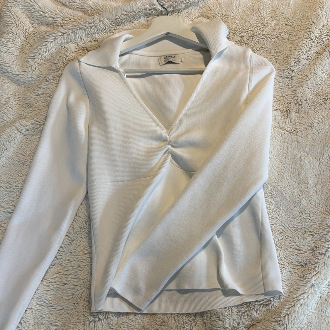 Vit ribbad tröja med krage