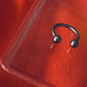 By prisförslag- 1 st silver piercing - Finns även i guld och svart