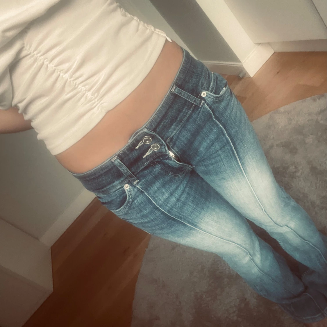 Blå bootcut jeans med pressveck