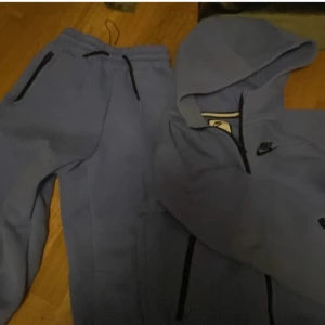 Blå hoodie från Nike - Säljer en blå hoodie från Nike med dragkedja och huva. Och det är färgen blå det är en väldigt snygg Nike teck annars